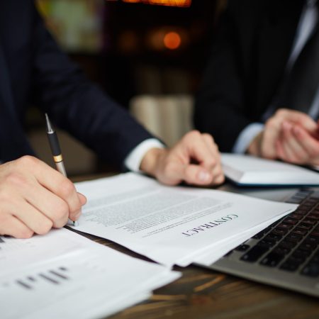 empresario-lendo-contrato-closeup-1-scaled.jpg